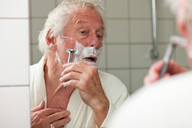 Komuta sizde sakalını tıraş.