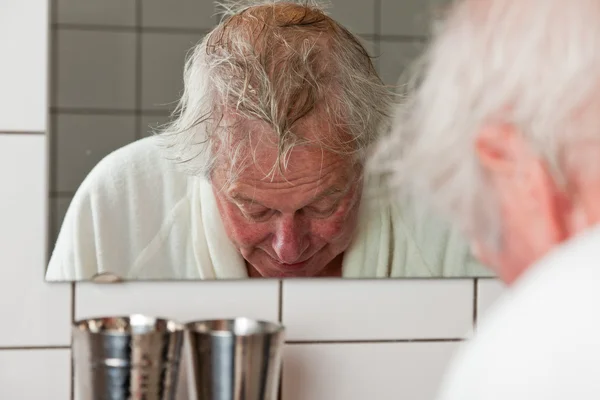 Uomo anziano davanti allo specchio . — Foto Stock