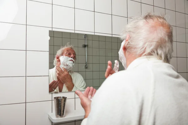 Senior man shaving his beard. — Stock Photo, Image