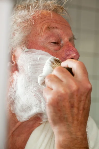 Senior man zijn baard scheren. — Stockfoto