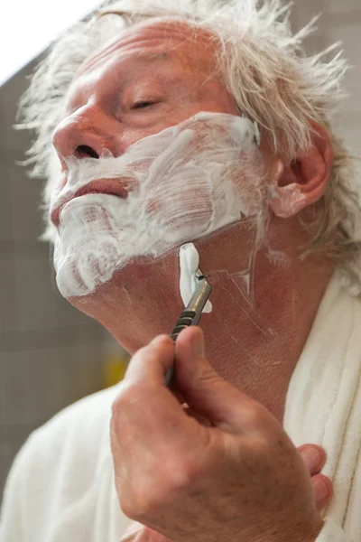 Homem sênior barbeando sua barba . — Fotografia de Stock