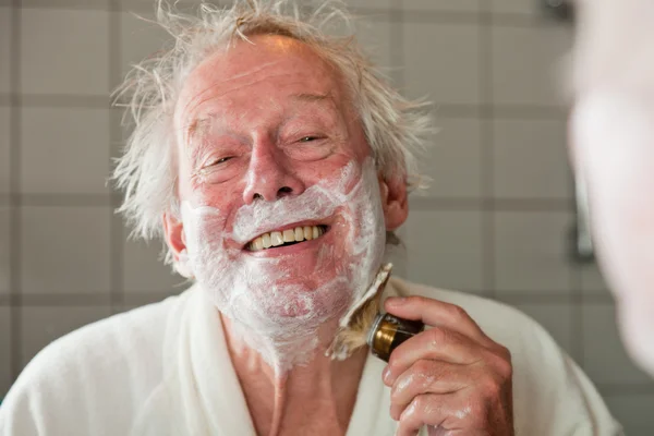 Senior man shaving his beard. — Stock Photo, Image