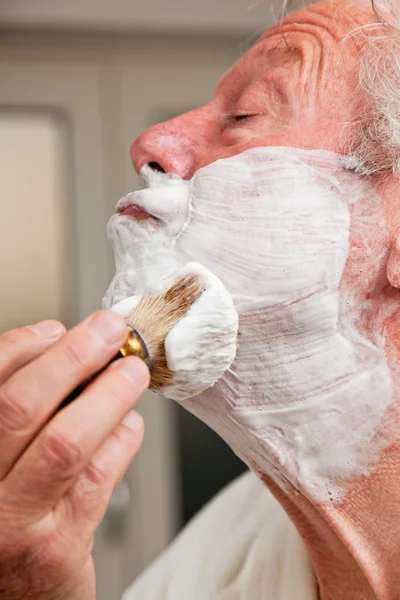 Homem sênior barbeando sua barba . — Fotografia de Stock