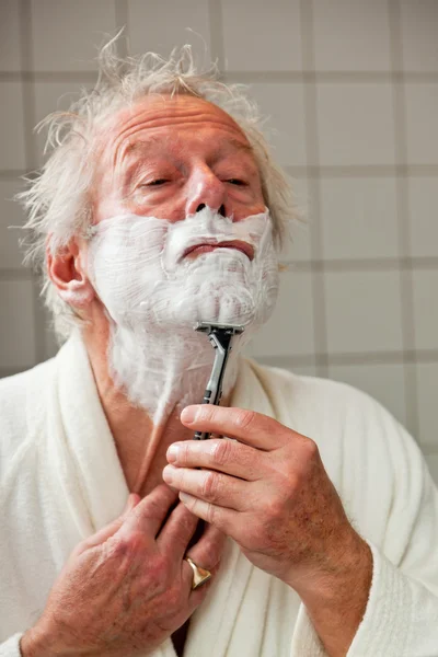 Hombre mayor afeitándose la barba . —  Fotos de Stock