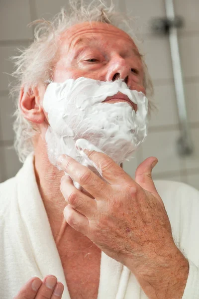 Homem sênior barbeando sua barba . — Fotografia de Stock