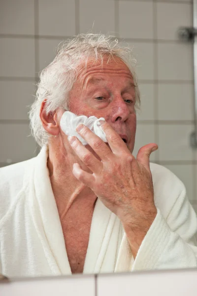 Senior man shaving his beard. — Stock Photo, Image