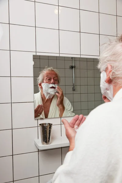 Homem sênior barbeando sua barba . — Fotografia de Stock