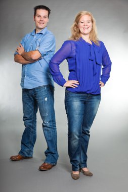 genç bir çift. gri karşı atış studio.