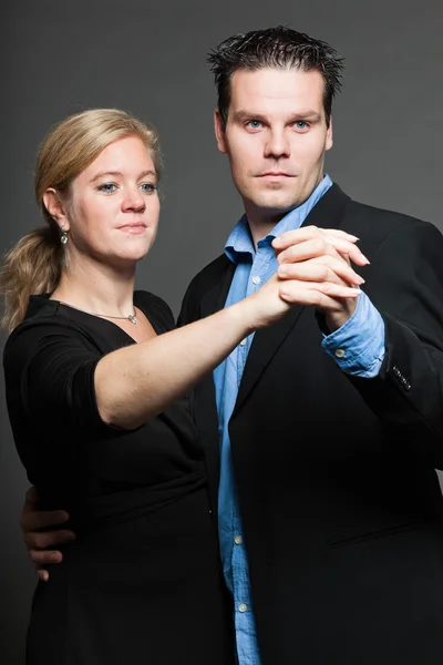 Casal jovem. Estúdio tiro contra cinza . — Fotografia de Stock