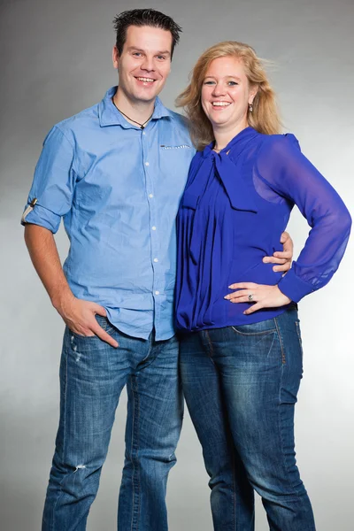 Jeune couple. Studio tourné contre gris . — Photo