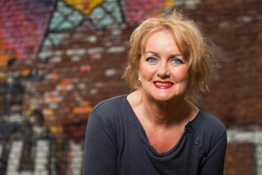 Orta yaşlı iyi görünümlü kadın. kentsel moda.