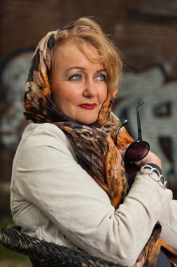 Orta yaşlı iyi görünümlü kadın. kentsel moda.