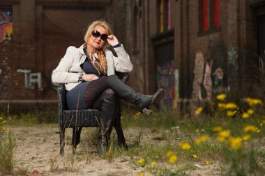 Orta yaşlı iyi görünümlü kadın. kentsel moda.