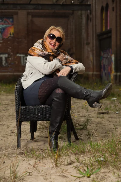 Middle aged good looking woman. Urban fashion. — Stock Photo, Image