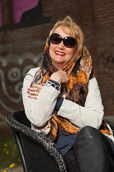 Middle aged good looking woman. Urban fashion. — Stock Photo, Image