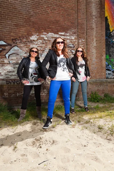 Drei hübsche junge Frauen im urbanen Modestil. — Stockfoto