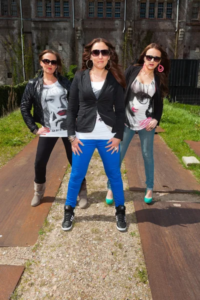 Três mulheres muito jovens em estilo de moda urbana . — Fotografia de Stock