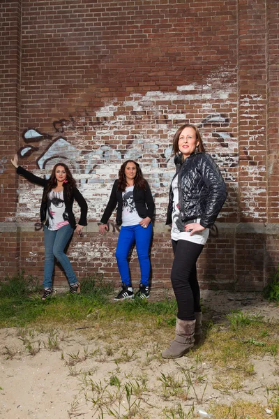 Τρεις αρκετά νεαρές γυναίκες στην αστική μόδα στυλ. — Φωτογραφία Αρχείου