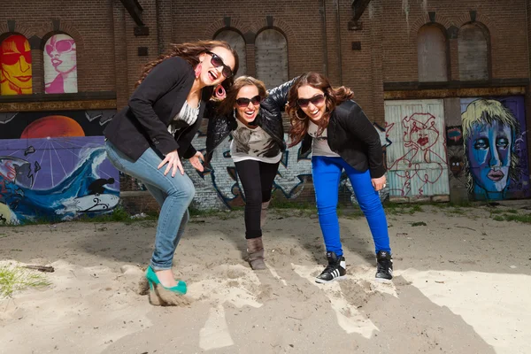 Trois jolies jeunes femmes dans un style de mode urbaine . — Photo