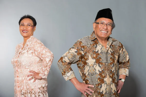 Sénior indonésio casal apaixonado . — Fotografia de Stock