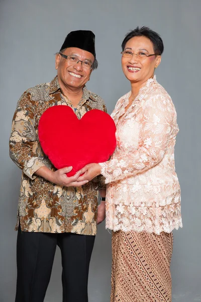 Senior coppia indonesiana innamorata . — Foto Stock