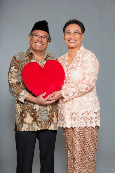 Sénior indonésio casal apaixonado . — Fotografia de Stock