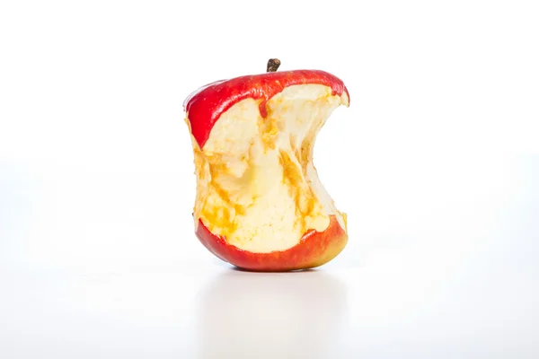 Bitten rødt æble isoleret på hvidt . - Stock-foto
