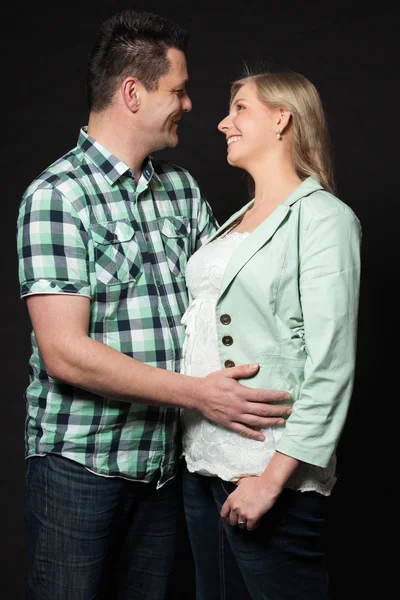 Pareja enamorada. Estudio disparo contra negro . —  Fotos de Stock