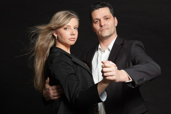 Um casal apaixonado. Estúdio tiro contra preto . — Fotografia de Stock