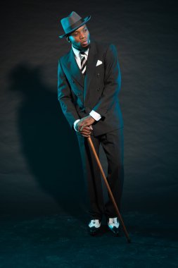 Siyah Amerikalı mafya adam gangster.