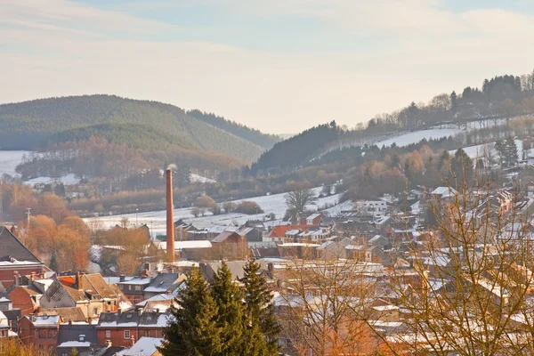 Zimní krajina, vesnice v údolí sníh. — Stock fotografie