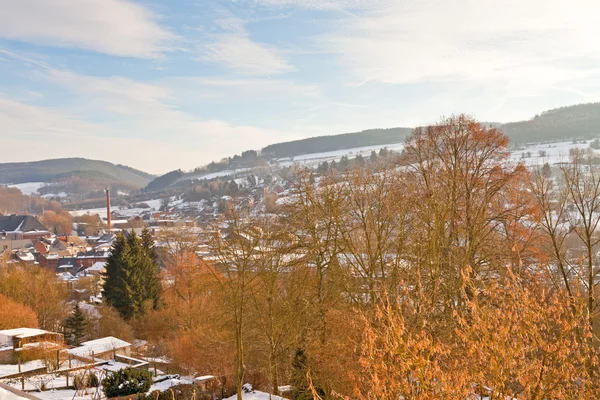 Zimní krajina, vesnice v údolí sníh. — Stock fotografie
