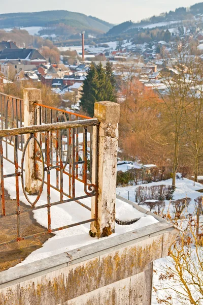 Alter Balkon mit Dorf im Schneetal. — Stockfoto