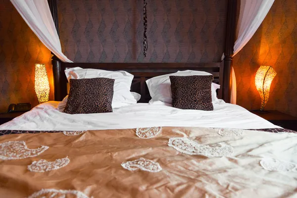 Afrikaanse stijl slaapkamer. — Stockfoto