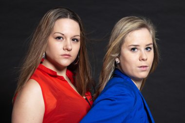 güzel sarışın ve esmer kızlar birlikte.