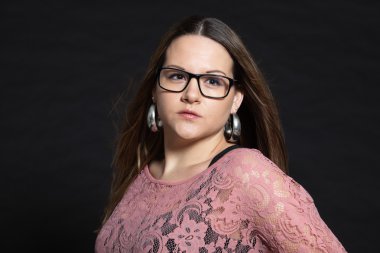 güzel esmer kız koyu arka plan.