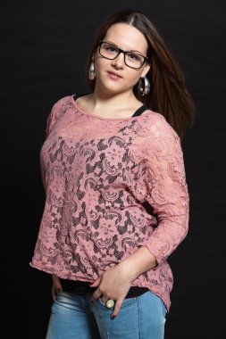 güzel esmer kız koyu arka plan.