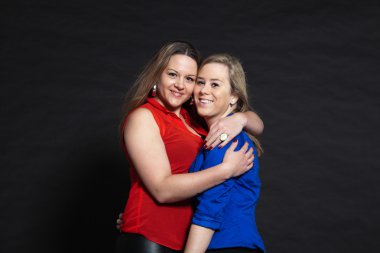 güzel sarışın ve esmer kızlar birlikte.