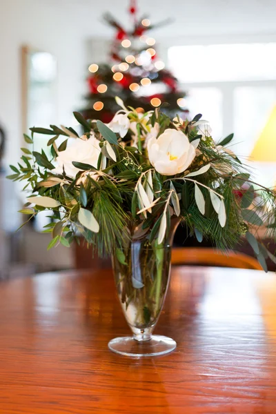 White flowers in a vase on wooden table. — Stock Photo, Image