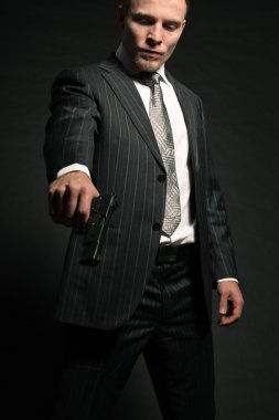 Mafya adam silahla.