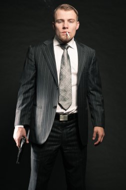 Mafya adam silahla.