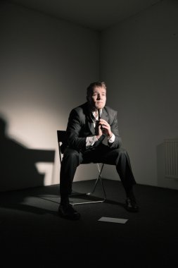 Beyaz bir arka planda kivi meyvesi.