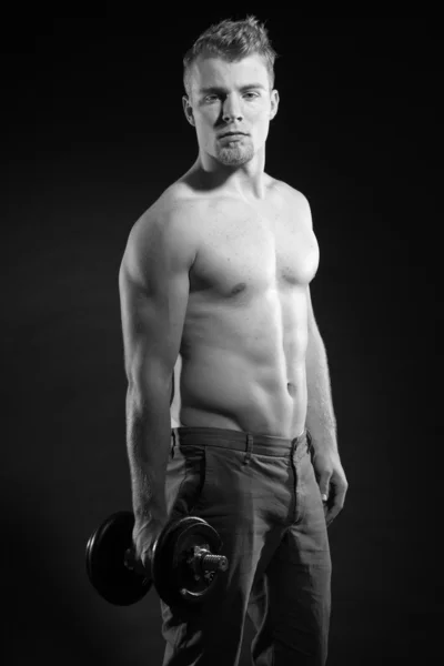 Γυμναστήριο μυώδης άνδρας. — Φωτογραφία Αρχείου