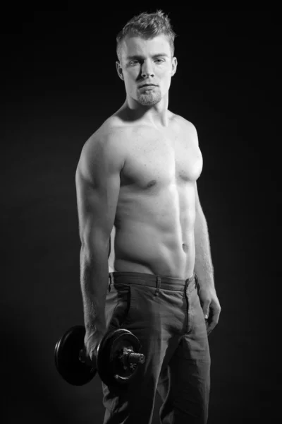 Uomo muscoloso fitness . — Foto Stock