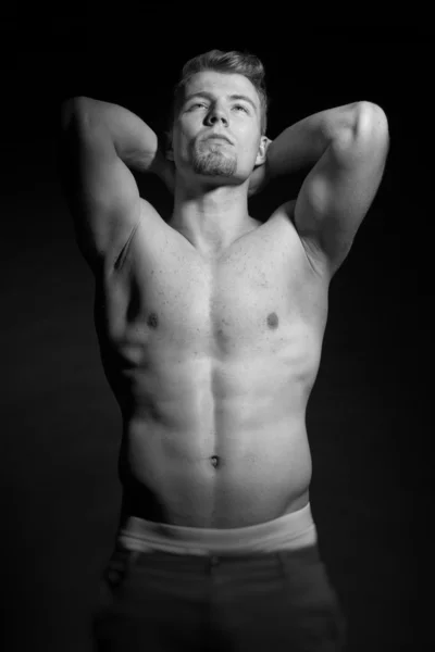 Muskulöser Fitness-Mann. — Stockfoto