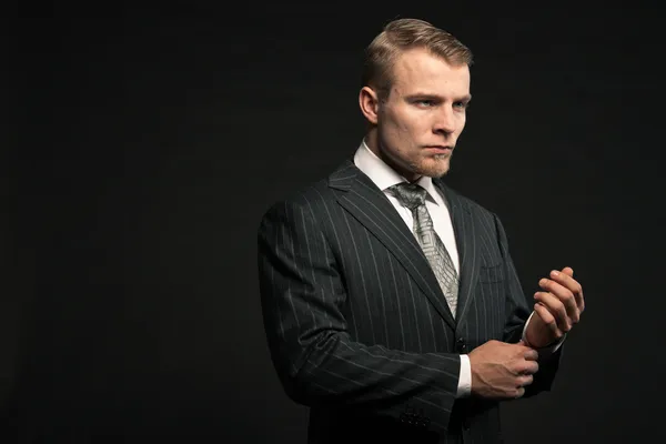 moda giyen takım elbise.