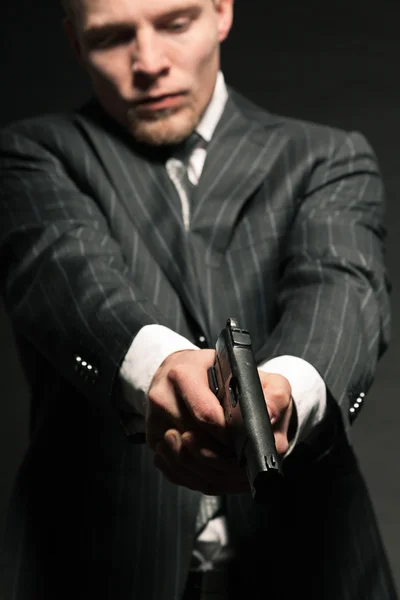 Hombre de la mafia con arma . — Foto de Stock