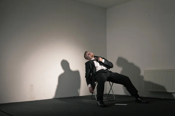 Hombre de negocios deprimido en crisis . — Foto de Stock