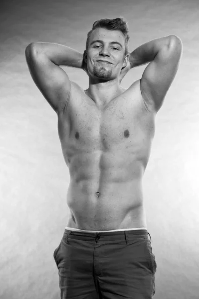 Uomo muscoloso fitness . — Foto Stock