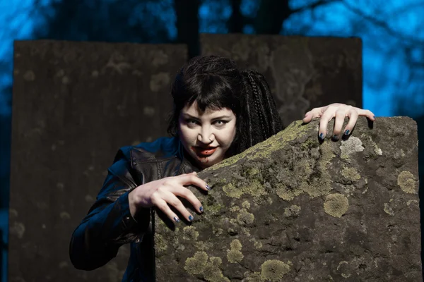 Gothic girl at cemetery. — Stock Photo, Image